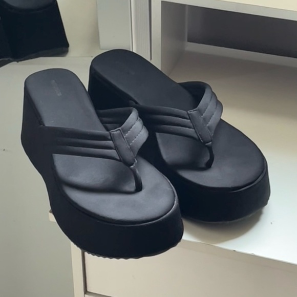 Black Platform Wedge Thong Toe Sandals - Picture 2 of 2